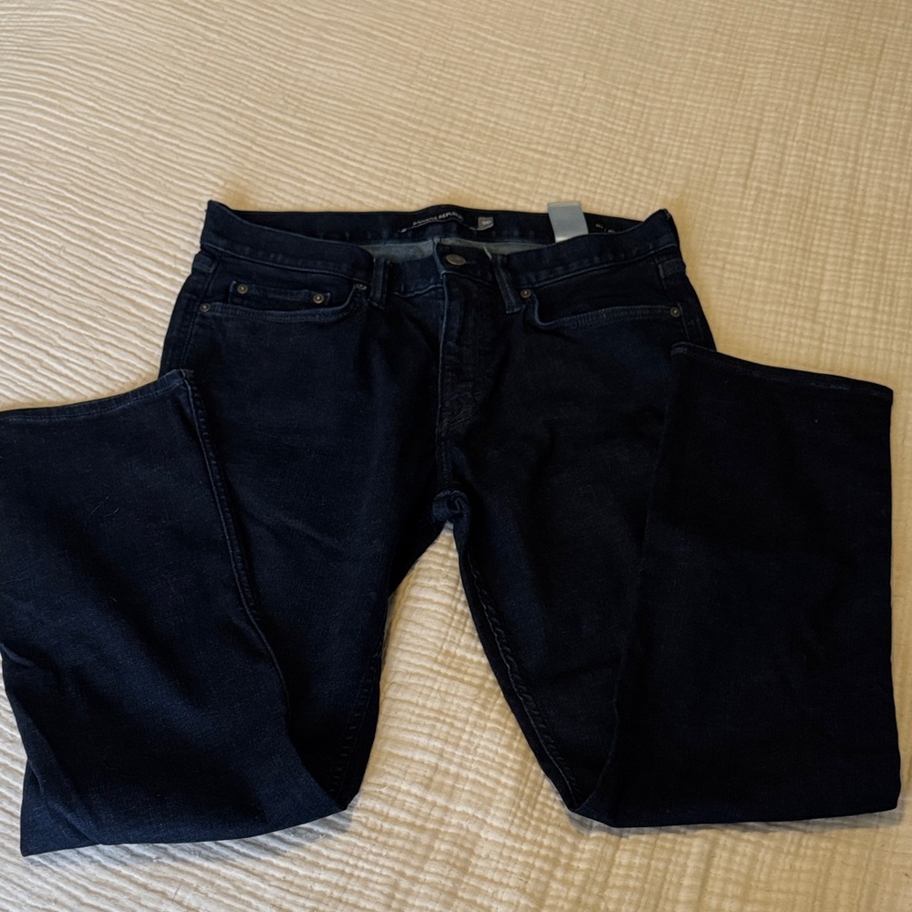 Men’s Banana Republic Slim Fit Dark and Medium Wash Jeans - Picture 6 of 9